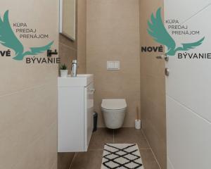 Na predaj novostavba apartmánu s panoramatikým výhľadom na more s jacuzzi na strešnej terase v kráľovskom meste Nin v Chorvátsku