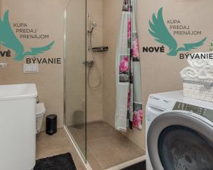 Na predaj novostavba apartmánu s panoramatikým výhľadom na more s jacuzzi na strešnej terase v kráľovskom meste Nin v Chorvátsku