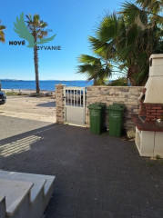 Exluzívne dom v prvej rade od mora s nerušeným výhľadom na more vo vyhľadávanej lokalite na ostrove Vir v Chorvátsku