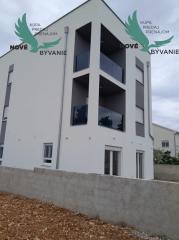 Vir: Moderný Apartmán s Výhľadom na More a Vlastným Parkovaním – Novostavba 2025!