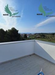 Vir: Moderný Apartmán s Výhľadom na More a Vlastným Parkovaním – Novostavba 2025!