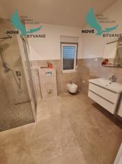 Vir: Moderný Apartmán s Výhľadom na More a Vlastným Parkovaním – Novostavba 2025!