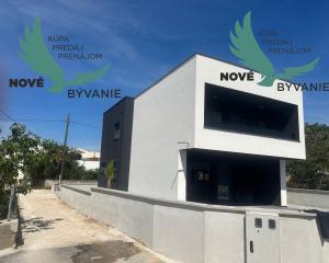 Novostavba domu s výhľadom na more a bazénom v Chorvátsku v Privlake