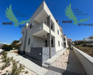 Chorvátsko- EXKLUZÍVNE Jedinečný Penhouse mezonet s výhľadom na more a súkromný chodník ku moru, ktoré je 50m