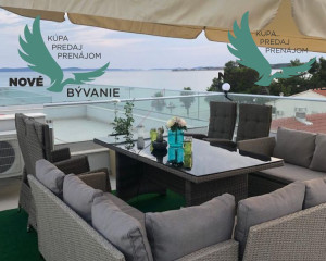 Na predaj apartmán so strešnou terasou len 80m od mora, výhľad na more Vir- Chorvátsko