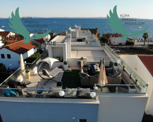 Na predaj apartmán so strešnou terasou len 80m od mora, výhľad na more Vir- Chorvátsko