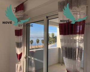 Na predaj apartmán so strešnou terasou len 80m od mora, výhľad na more Vir- Chorvátsko