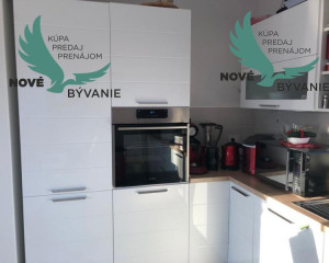 Na predaj apartmán so strešnou terasou len 80m od mora, výhľad na more Vir- Chorvátsko