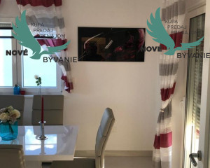 Na predaj apartmán so strešnou terasou len 80m od mora, výhľad na more Vir- Chorvátsko