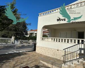 Dom 2x apartmán len 80m od mora s výhľadom na more v Chorvátsku na ostrove Vir