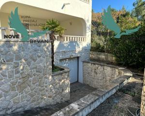 Dom 2x apartmán len 80m od mora s výhľadom na more v Chorvátsku na ostrove Vir