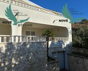 Dom 2x apartmán len 80m od mora s výhľadom na more v Chorvátsku na ostrove Vir