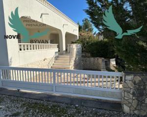 Dom 2x apartmán len 80m od mora s výhľadom na more v Chorvátsku na ostrove Vir