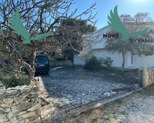 Dom 2x apartmán len 80m od mora s výhľadom na more v Chorvátsku na ostrove Vir