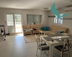 Dom 2x apartmán len 80m od mora s výhľadom na more v Chorvátsku na ostrove Vir