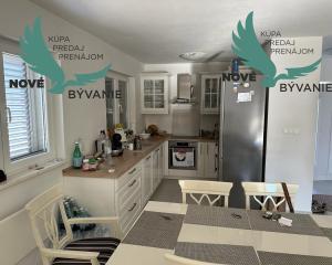 Dom 2x apartmán len 80m od mora s výhľadom na more v Chorvátsku na ostrove Vir