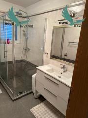 Dom 2x apartmán len 80m od mora s výhľadom na more v Chorvátsku na ostrove Vir