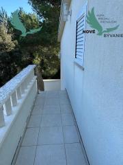 Dom 2x apartmán len 80m od mora s výhľadom na more v Chorvátsku na ostrove Vir