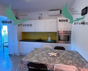 Chorvátsko - Na predaj apartmán so záhradou blízko mora