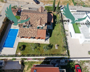 Exkluzívna kamenná vila s bazénom – Ideálna investícia do vášho oddychu!