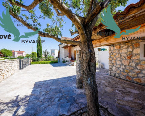 Exkluzívna kamenná vila s bazénom – Ideálna investícia do vášho oddychu!