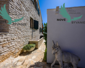 Exkluzívna kamenná vila s bazénom – Ideálna investícia do vášho oddychu!