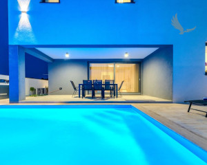 Luxusná vila s bazénom v Chorvátsku pri pieskovej pláži