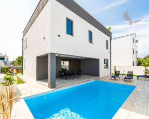 Luxusná vila s bazénom v Chorvátsku pri pieskovej pláži