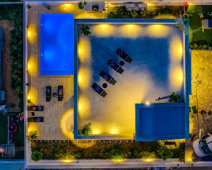 Luxusná vila s bazénom v Chorvátsku pri pieskovej pláži