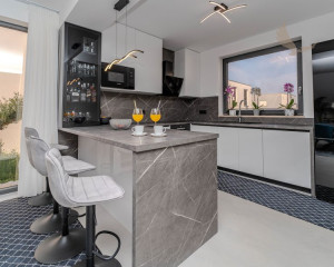 Luxusná vila s bazénom v Chorvátsku pri pieskovej pláži