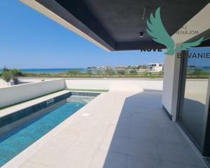 Chorvátsko - Luxusná novostavba vily s bazénom a nerušeným výhľadom na more blízko pieskovej pláže v Privlake