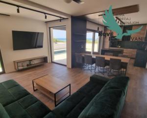 Chorvátsko - Luxusná novostavba vily s bazénom a nerušeným výhľadom na more blízko pieskovej pláže v Privlake