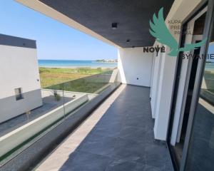 Chorvátsko - Luxusná novostavba vily s bazénom a nerušeným výhľadom na more blízko pieskovej pláže v Privlake