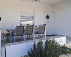 Chorvátsko - Domček v radovej zástavbe s pred záhradkou