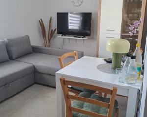 Chorvátsko - Domček v radovej zástavbe s pred záhradkou