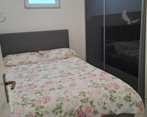 Chorvátsko - Domček v radovej zástavbe s pred záhradkou