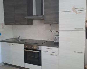 Chorvátsko - Domček v radovej zástavbe s pred záhradkou