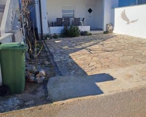 Chorvátsko - Domček v radovej zástavbe s pred záhradkou