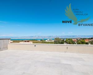 Na predaj novostavba apartmánu len 200m od mora so záhradou v Chorvátsku