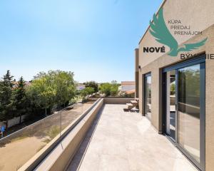 Na predaj novostavba apartmánu len 200m od mora so záhradou v Chorvátsku