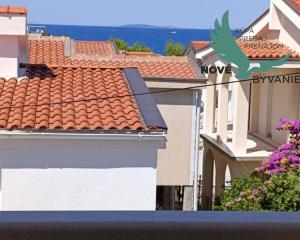 Priležitosť 2x krásny apartmán len 150m od mora s výhľadom na more v Chorvátsku