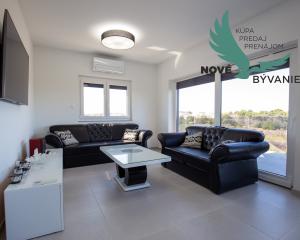 Na predaj: Priestranný 4 izbový apartmán na ostrove Vir v Chorvátsku