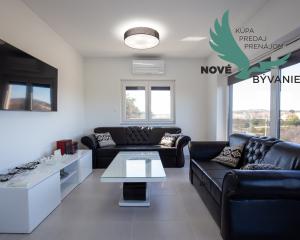 Na predaj: Priestranný 4 izbový apartmán na ostrove Vir v Chorvátsku