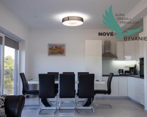 Na predaj: Priestranný 4 izbový apartmán na ostrove Vir v Chorvátsku