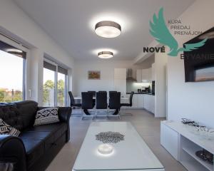 Na predaj: Priestranný 4 izbový apartmán na ostrove Vir v Chorvátsku