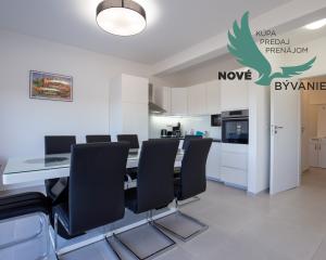 Na predaj: Priestranný 4 izbový apartmán na ostrove Vir v Chorvátsku