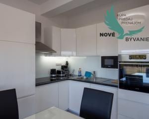 Na predaj: Priestranný 4 izbový apartmán na ostrove Vir v Chorvátsku