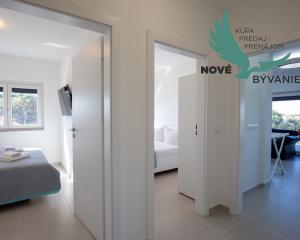 Na predaj: Priestranný 4 izbový apartmán na ostrove Vir v Chorvátsku