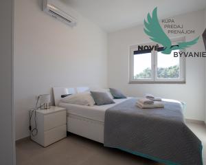 Na predaj: Priestranný 4 izbový apartmán na ostrove Vir v Chorvátsku