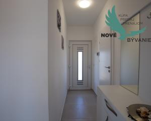 Na predaj: Priestranný 4 izbový apartmán na ostrove Vir v Chorvátsku